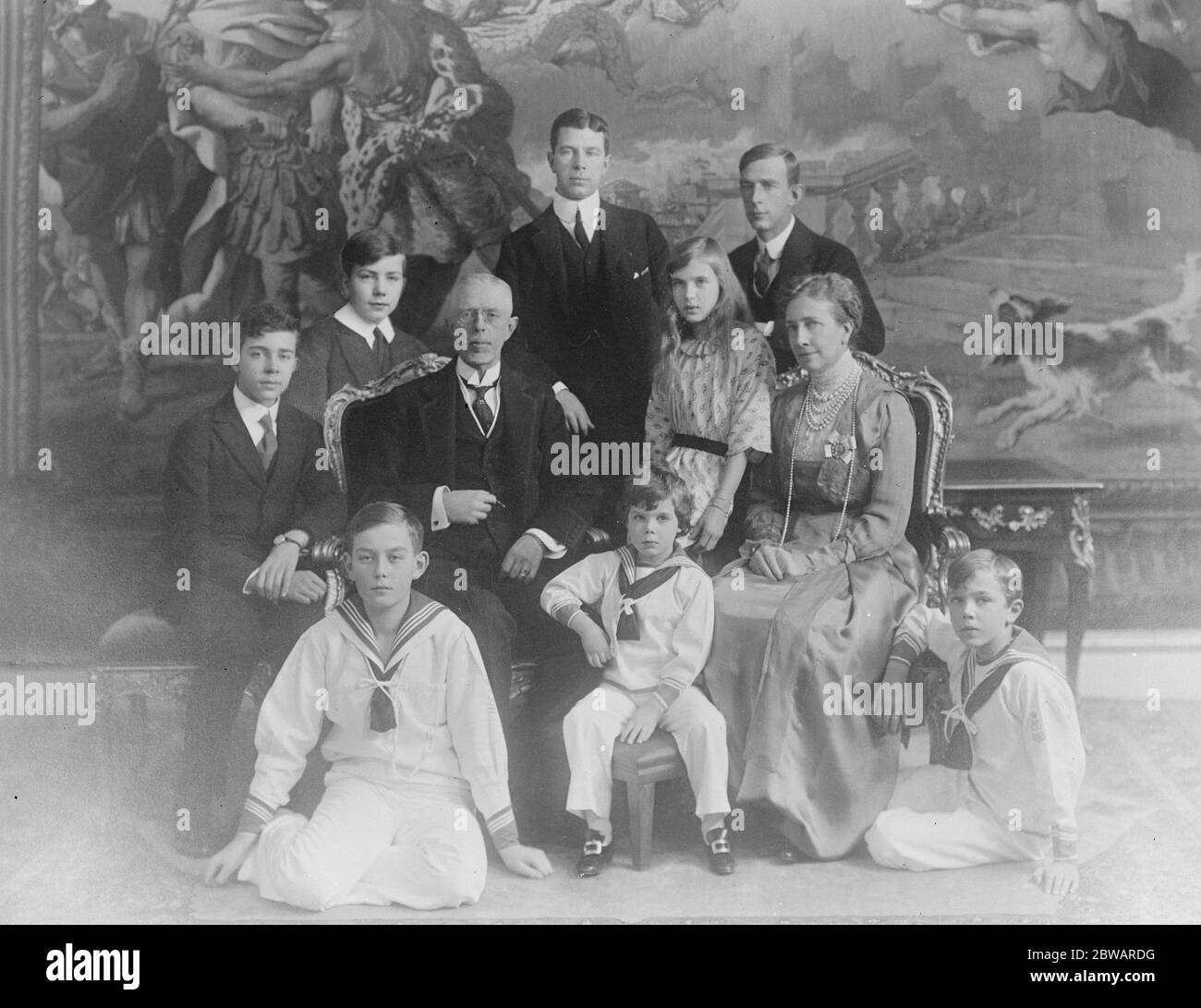 Gustaf V. (Oscar Gustaf Adolf 16. Juni 1858 - 29. Oktober 1950) und Victoria von Baden, König und Königin von Schweden, mit ihren beiden Söhnen und sechs Enkelkindern (fünf davon sind auch Enkelkinder des Herzogs von Connaught 14. Februar 1922 Stockfoto