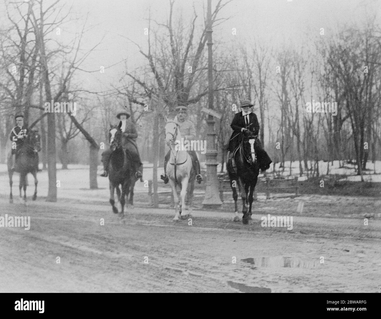 König von Serbien fährt mit seinem Verlobten Alexander I, der König von Serbien mit Prinzessin Marie von Rumänien. Die andere Dame ist die Kronprinzessin von Griechenland, Prinzessin Marie Elders Schwester Elisabeta 7 April 1922 Stockfoto
