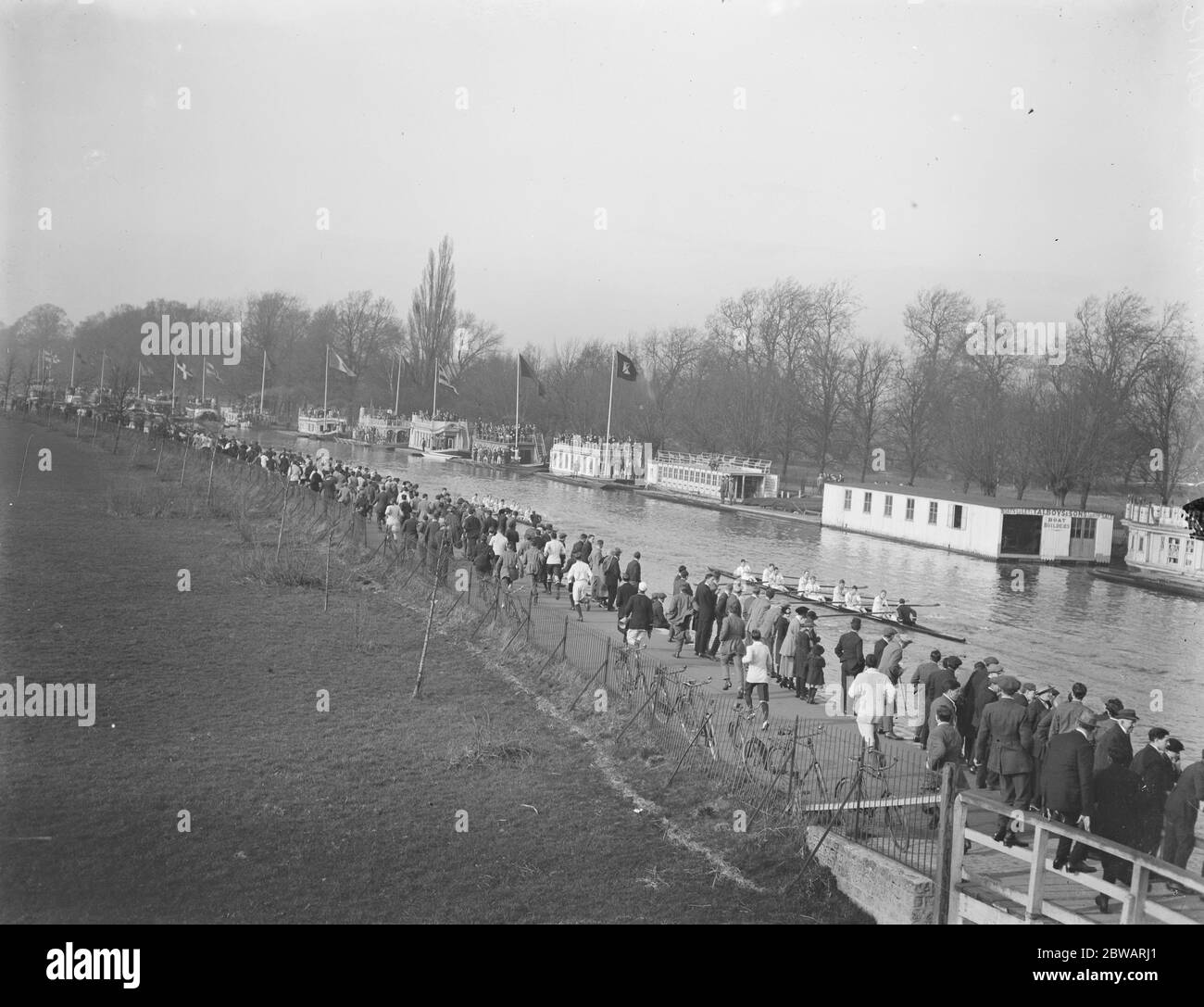 Eröffnung der Flusssaison in Oxford The Torpid Races Christchurch University Eight Passieren des Hausbootes 19. Februar 1920 Stockfoto