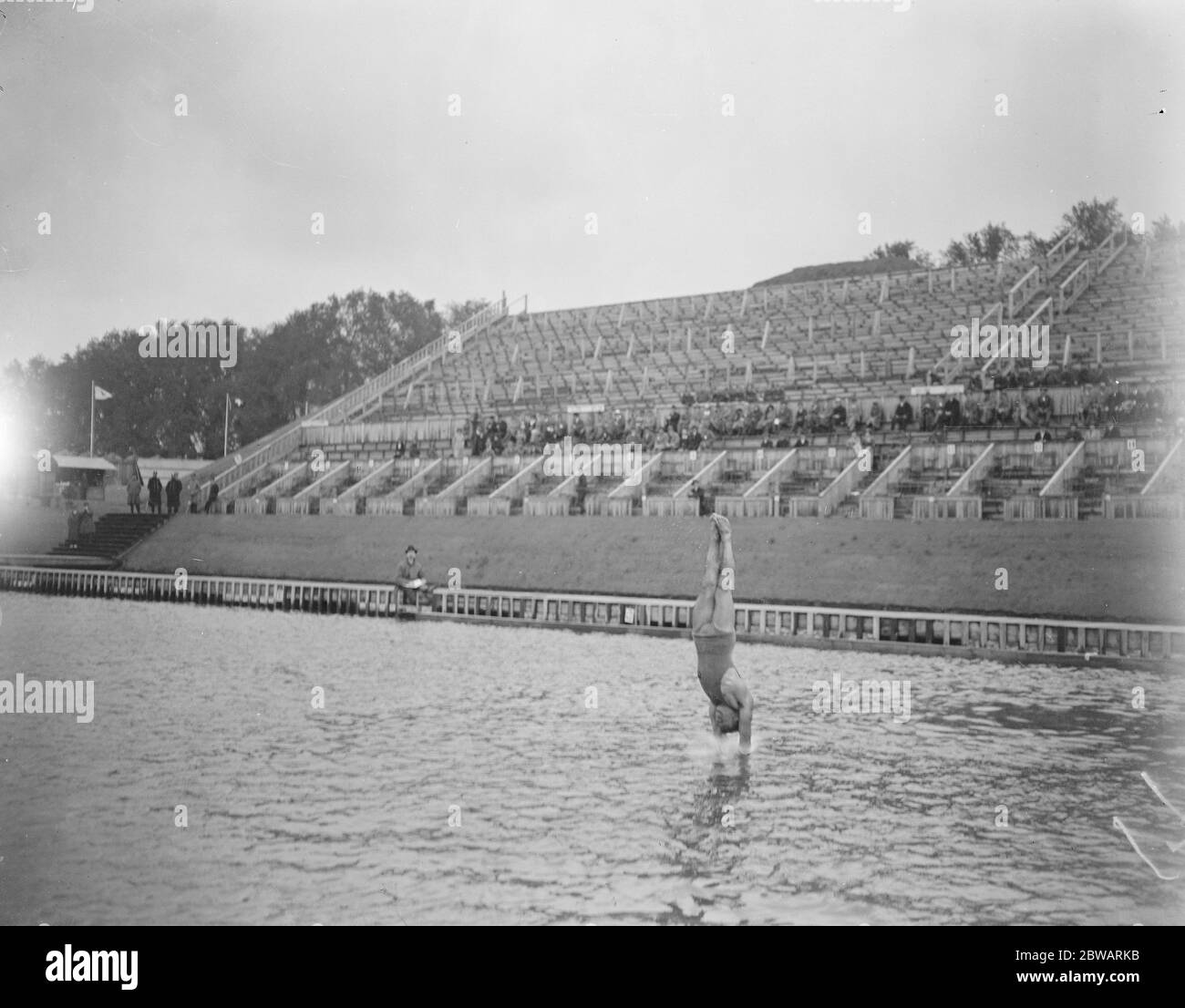 Olympische Spiele in Antwerpen EIN Hochtaucher kurz vor dem Wassereinlauf 24. August 1920 Stockfoto
