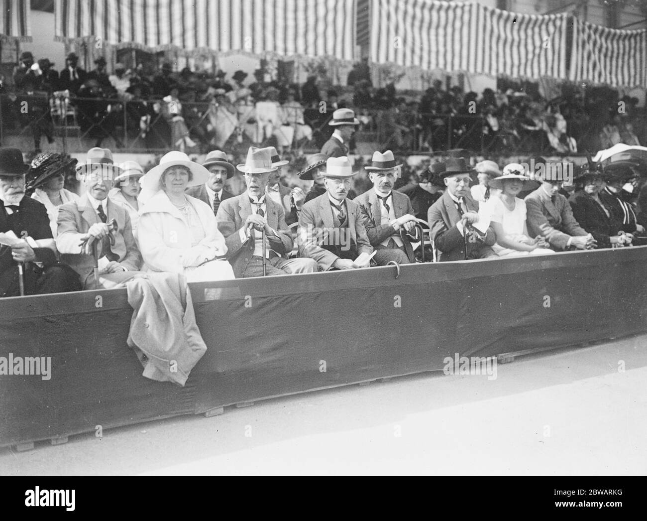 König von Schweden in Cannes der König von Schweden (vierter von links) beim Tennis in Cannes April 1922 Stockfoto