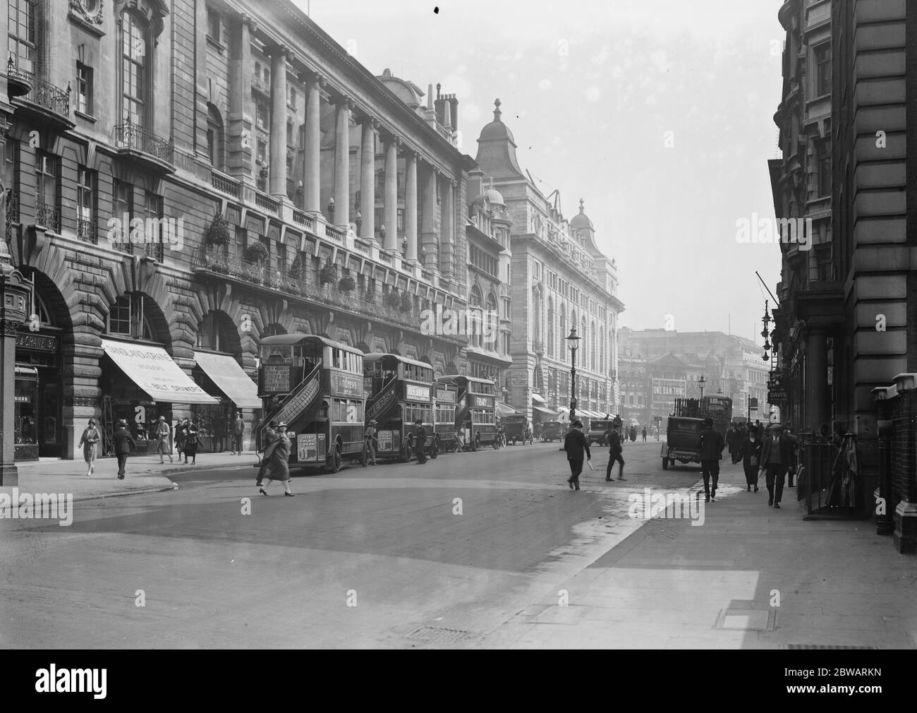 London Piccadilly , zeigt Piccadilly Hotel ( links ) 20. Mai 1927 Stockfoto
