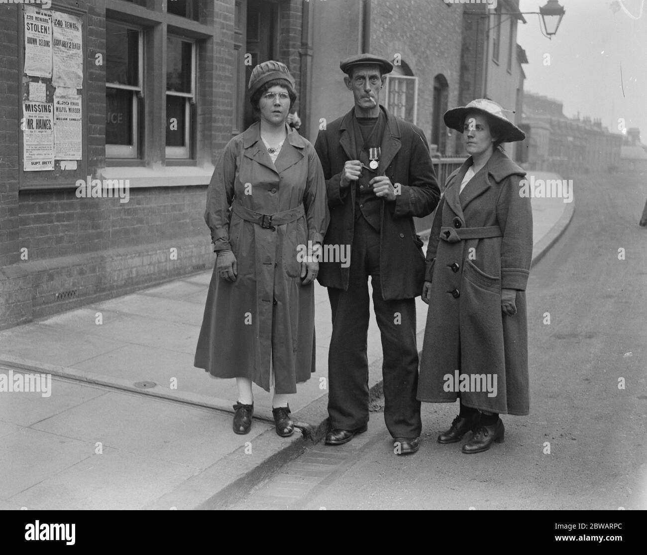 Ankläger von Frau Gooding angeklagt Frau Rose Emma Gooding ( links ) mit ihrem Mann und ihrer Schwester , die unter den Anwesenden vor Gericht waren 27 Oktober 1921 Stockfoto