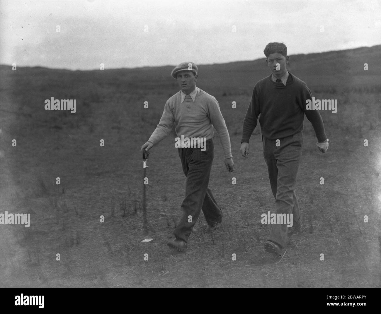 Varsity Golf Spiel in Burnham . P T Dickins (Cambridge) und K S Scott (Oxford) auf dem Kurs. Stockfoto