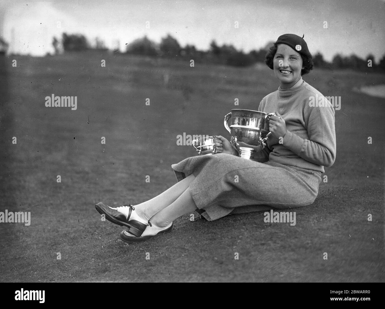 Ladies Golf Union Englisch Ladies Schließen Golf Championship in Seacroft Golf Club , Skegness . Miss Phyllis Wade, (Hampshire) die Gewinnerin, posiert mit ihren Trophäen. Oktober 1934 Stockfoto