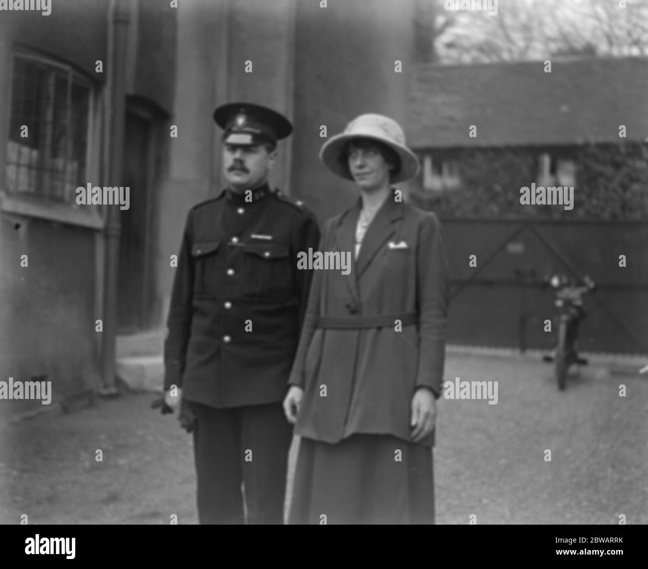 Die Ankläger von Frau Gooding klagten Frau Lily May - die Kläger - wegen ihres Mannes, dem Polizeibeamten, am 27. Oktober 1921 an Stockfoto