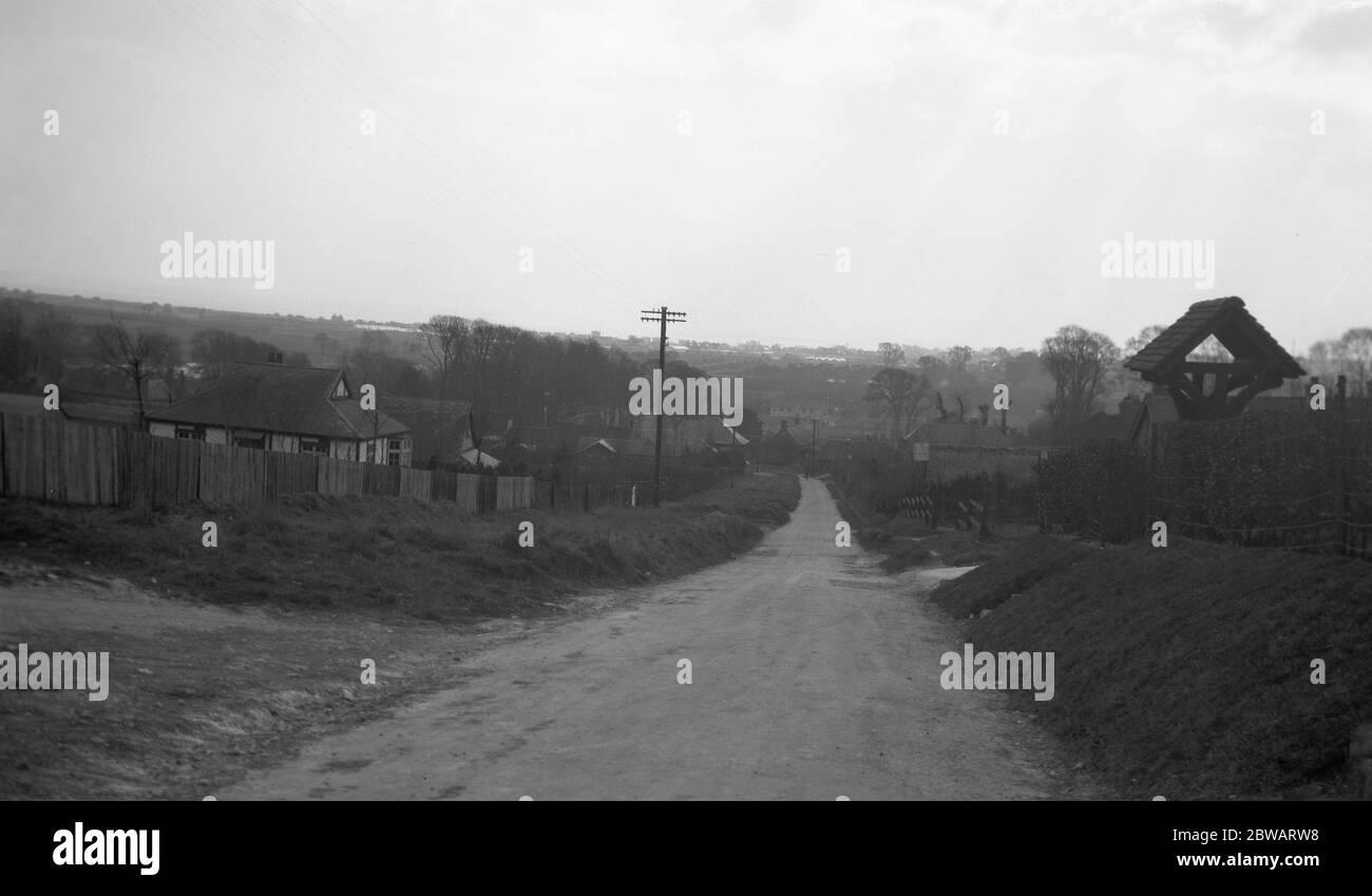 Die Straße durch North Lancing, West Sussex zeigt die Sussex Downs (Hügel) 1931 Stockfoto