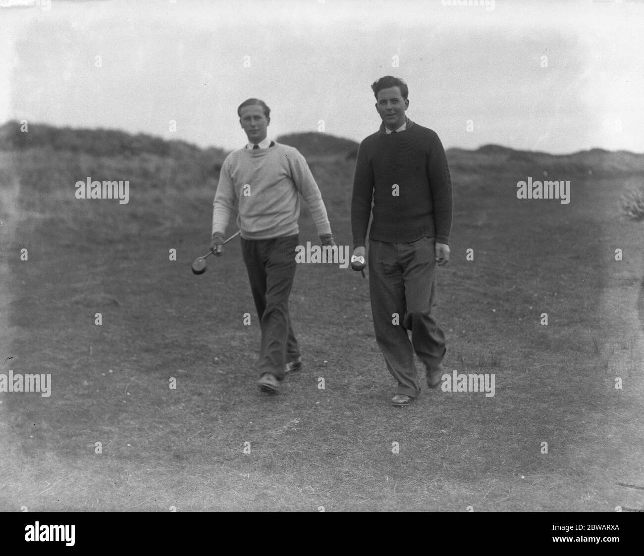Varsity Golf Spiel in Burnham . P J Gold (Cambridge) und J B Shankell (Oxford) auf dem Kurs. Stockfoto
