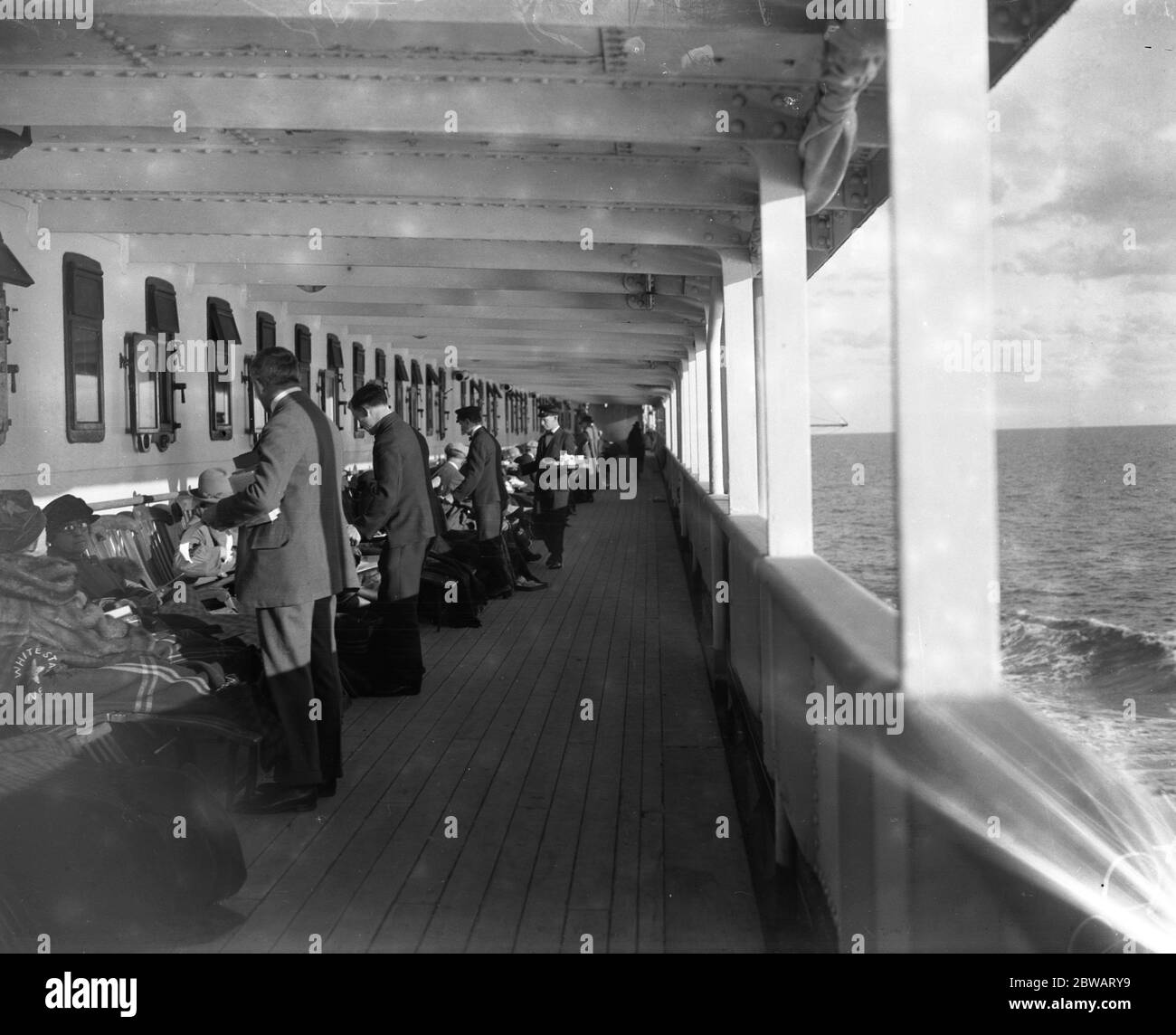 Passagiere, die Tee auf dem Deck der RMS Adriatic serviert. Stockfoto