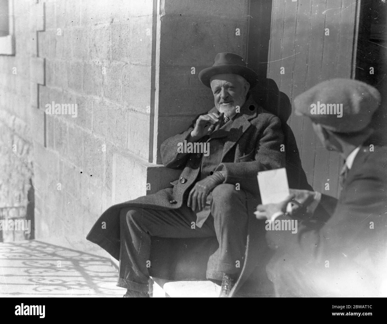 Herr Parton von der White Star Line , nimmt eine Pause während eines anstrengenden Tag ' s Sightseeing . Februar 1925 Stockfoto