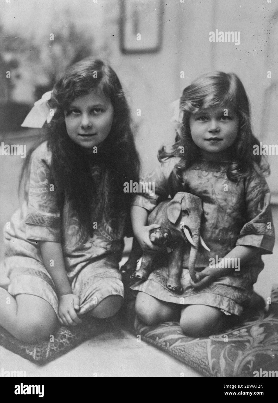 Zwei Kinder der Wächter der russischen vakanten Thron die Prinzessinnen Maria und Kira Cyrillovna, deren Vater der Großherzog Cyrill hat sich gerade zum Hüter des vakanten Thron von Russland 9 August 1922 Stockfoto