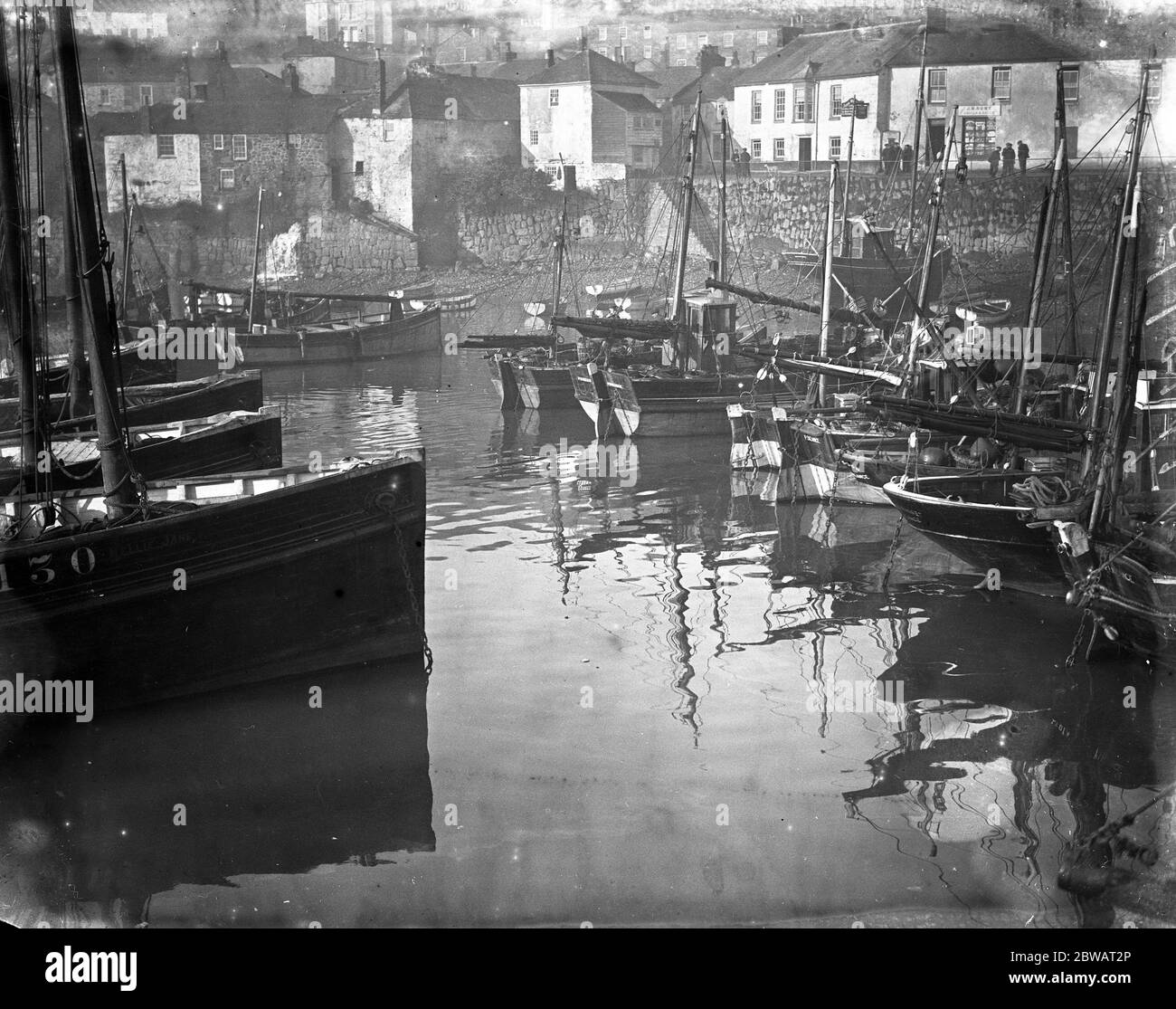 Boote in Mousehole Hafen, Cornwall. 1929 Stockfoto