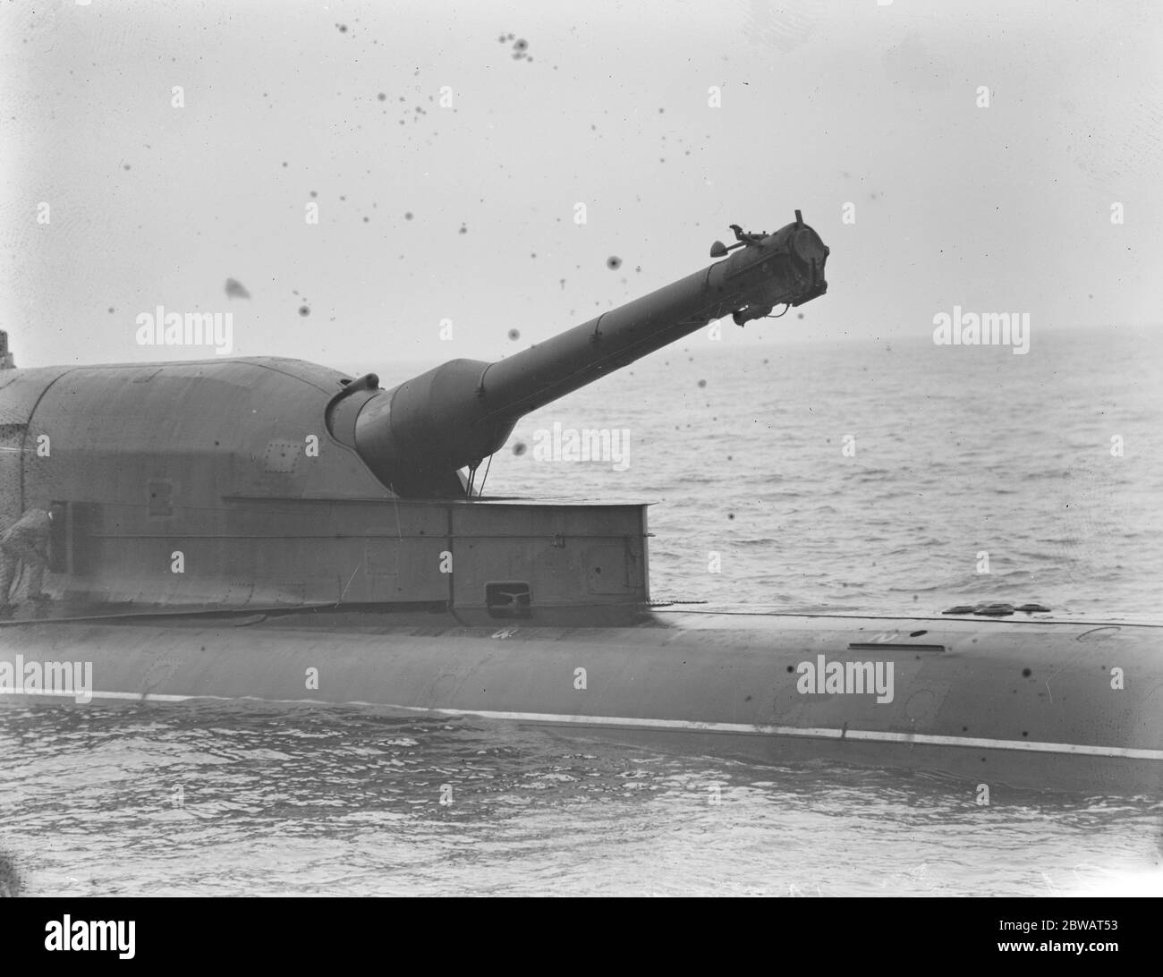 HMS Submarine No 3 während ihrer Meerestests in der Nordsee. Ihre 12 Zoll-Kanone ist in der hohen Winkelposition 30 März 1920 gesehen Stockfoto