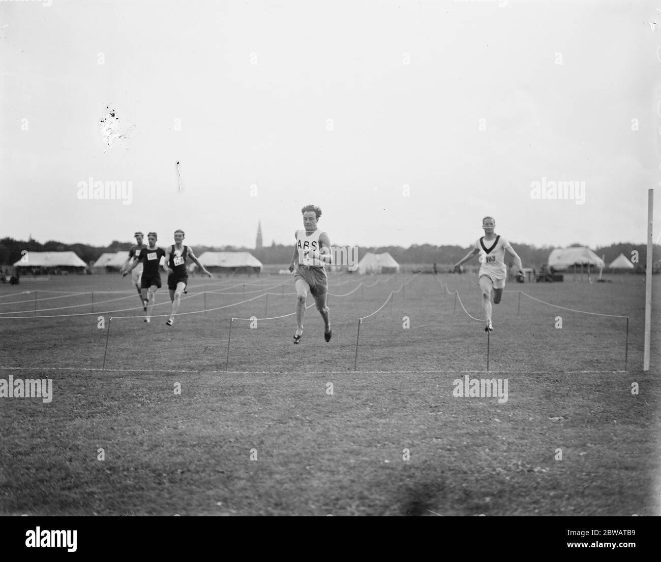 Army Athletics Championship in Aldershot W R Applgarth (Armee des Schwarzen Meeres) der Weltmeister, der Sieg der 100 Meter Cross Heat 28 August 1919 Stockfoto