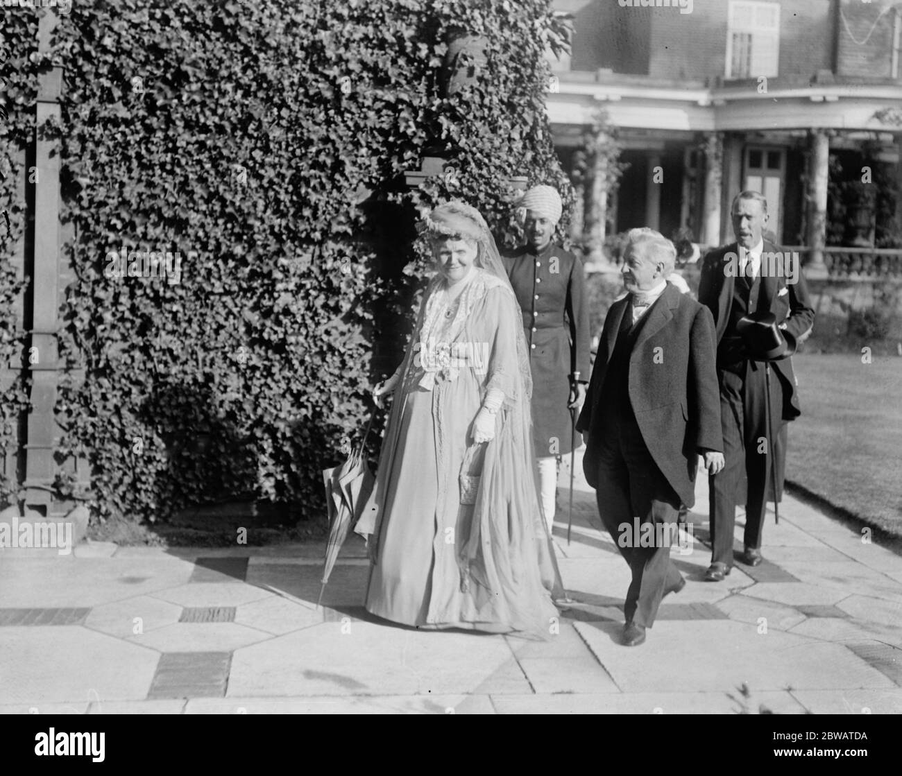 Herzogin von Albany Uhren Indianisches Spiel Lord Leverhulme begleitet die Herzogin zu ihrem Sitz vor der Aufführung 3. September 1921 Stockfoto