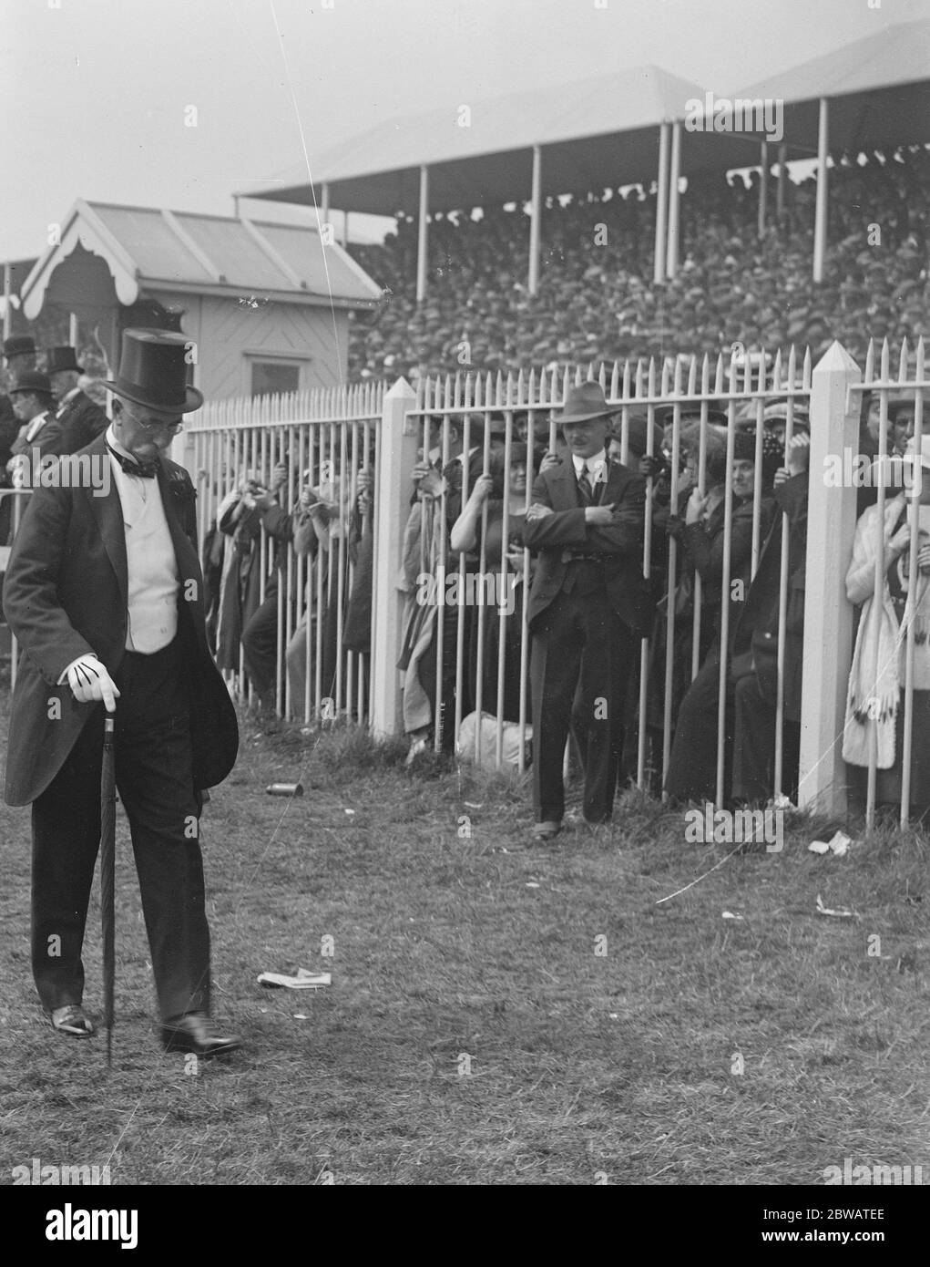 Der Derby Mr P Gilpin Trainer von Allan Breck in einem enttäuschten Look 1. Juni 1921 Stockfoto