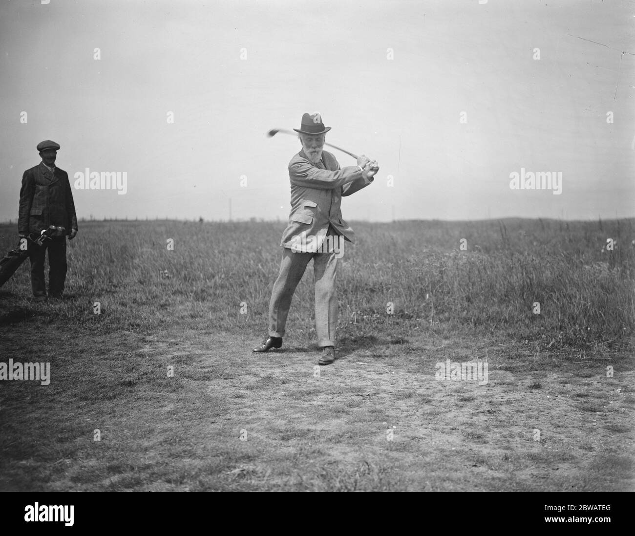Parlamentarische Golf bei Sandwich die jährliche Parlamentarische Golf Handicap wurde bei St George ' s Sandwich gespielt , heute . Lord Joicey fährt am 12. Juni 1920 Stockfoto
