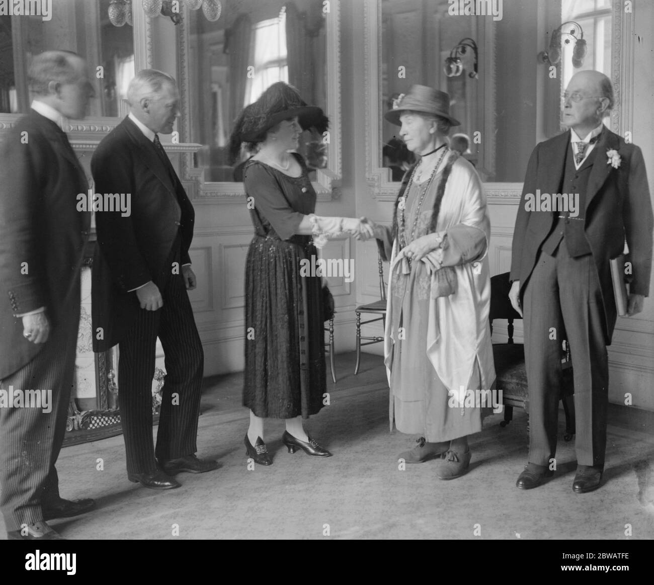 Goldene Hochzeit von Sir Malcolm und Lady Morris Sir Malcolm und Lady Morris (beide rechts), die Glückwünsche vom 18. Juli 1922 erhalten Stockfoto