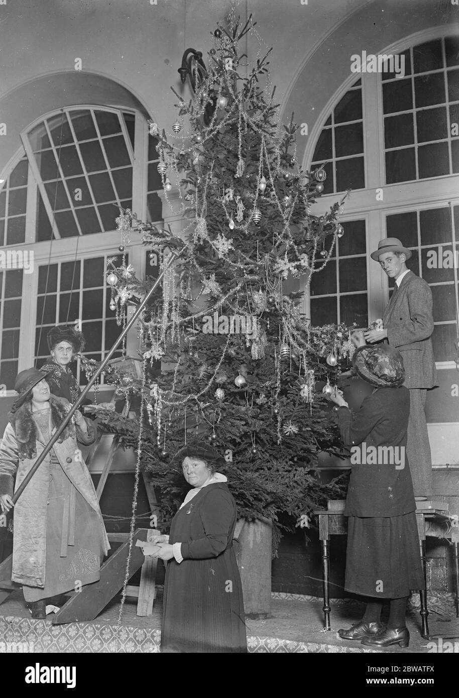 Buckingham Palace Weihnachtsbaum für verwundete Männer auf der linken Seite ist Miss Marta Cunningham Sekretärin der ' nicht vergessen ' Verein, der die Partei organisiert. Lady Clodagh im Vordergrund Lady Anson 23. Dezember 1921 Stockfoto