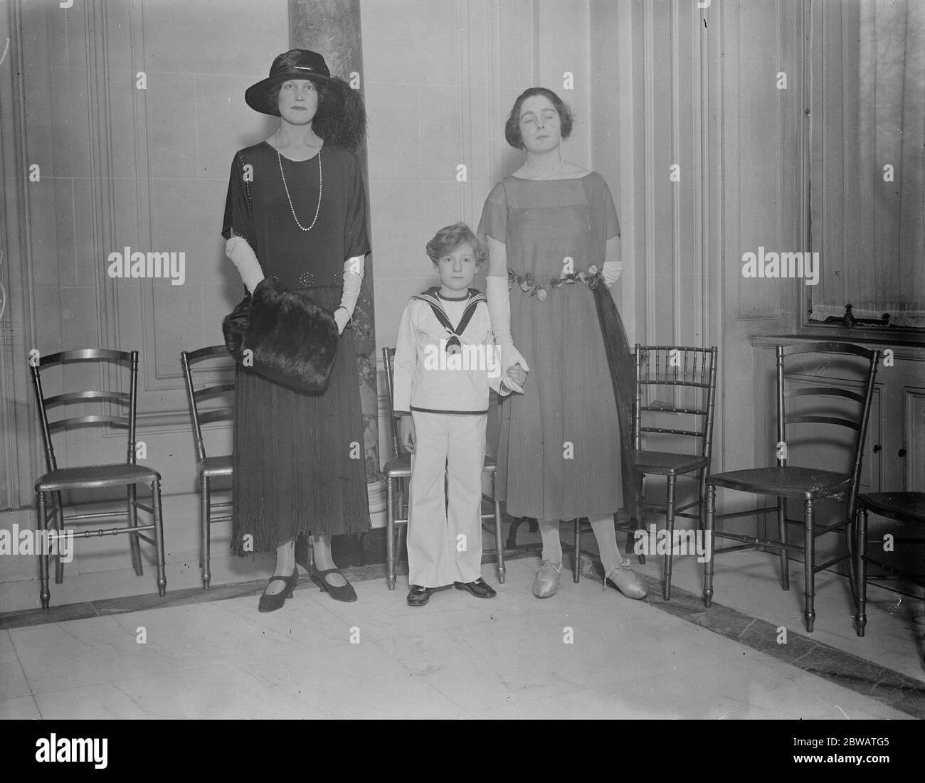 Prinzessin Mary gab ihr Patronat auf eine Partei in Hilfe der Mittel der Little Folks Home in Bexhill on Sea , statt Sir Philip Sassoon ' s Haus am Samstag Foto zeigt Gräfin von Pembroke , Earl of Shrewsbury und Lady Herbert 11 Februar 1922 Stockfoto