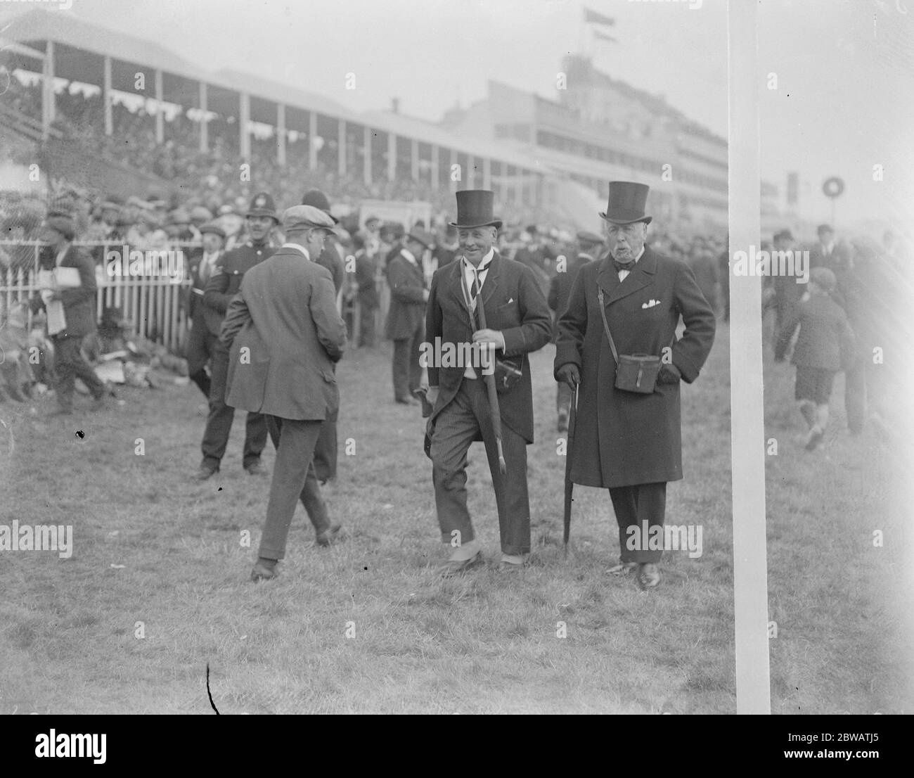 Derby Tag in Epsom Mr Richmond Marsh ( Kings ' s Trainer ) und Lord Marcus Beresford ( auf der rechten Seite ) 1. Juni 1921 Stockfoto