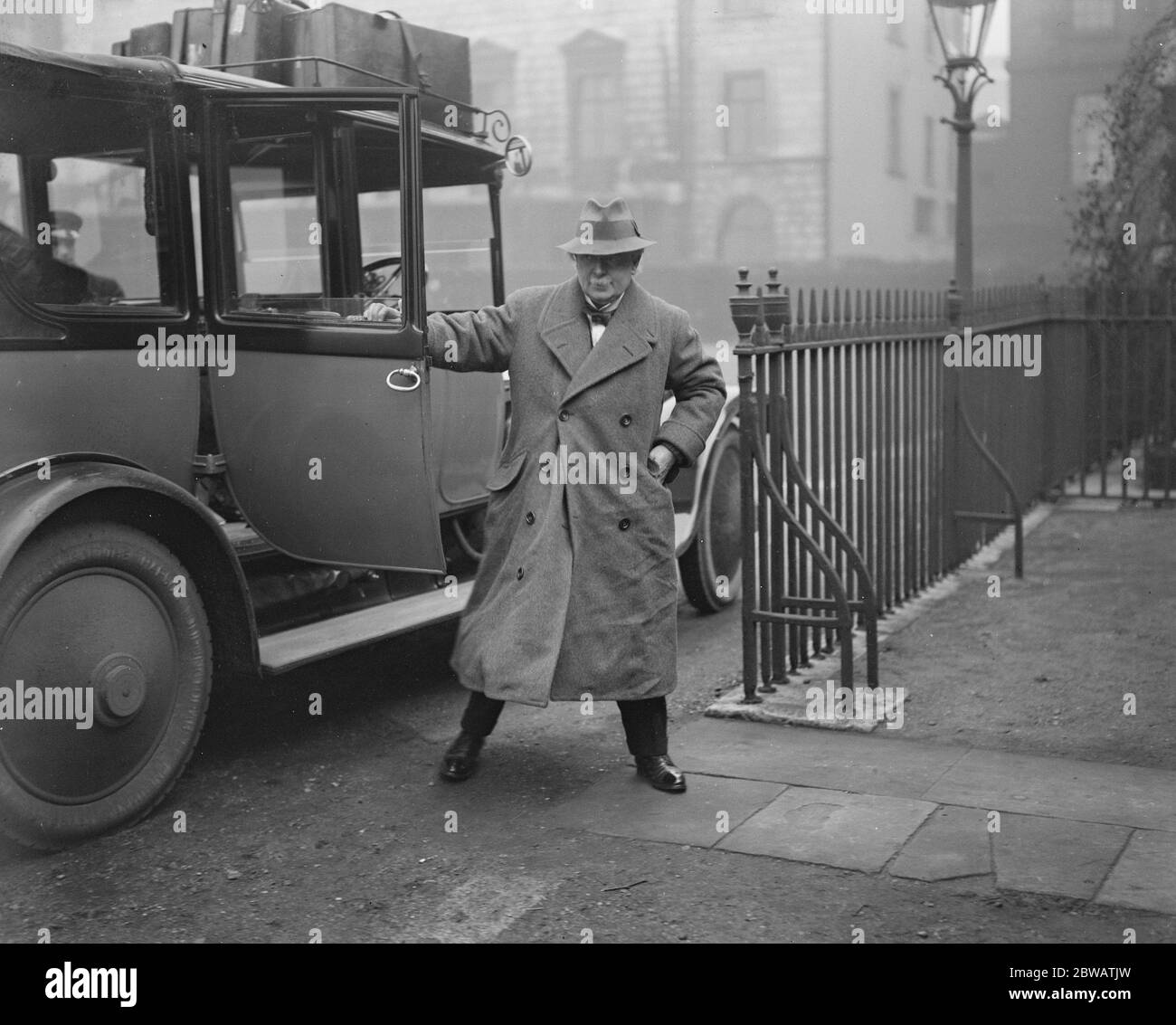 Premierminister David Lloyd George Ankunft zurück um 10, Downing Street heute Nachmittag für seine Konferenz mit Sir James Craig. Der Premier wird gesehen, wie er sein Auto am Hintereingang seiner Residenz am 10. Dezember 1921 abstellt Stockfoto Premierminister David Lloyd George Ankunft zurück um 10, Downing Street heute Nachmittag für seine Konferenz mit Sir James Craig. Der Premier wird gesehen, wie er sein Auto am Hintereingang seiner Residenz am 10. Dezember 1921 abstellt Stockfoto