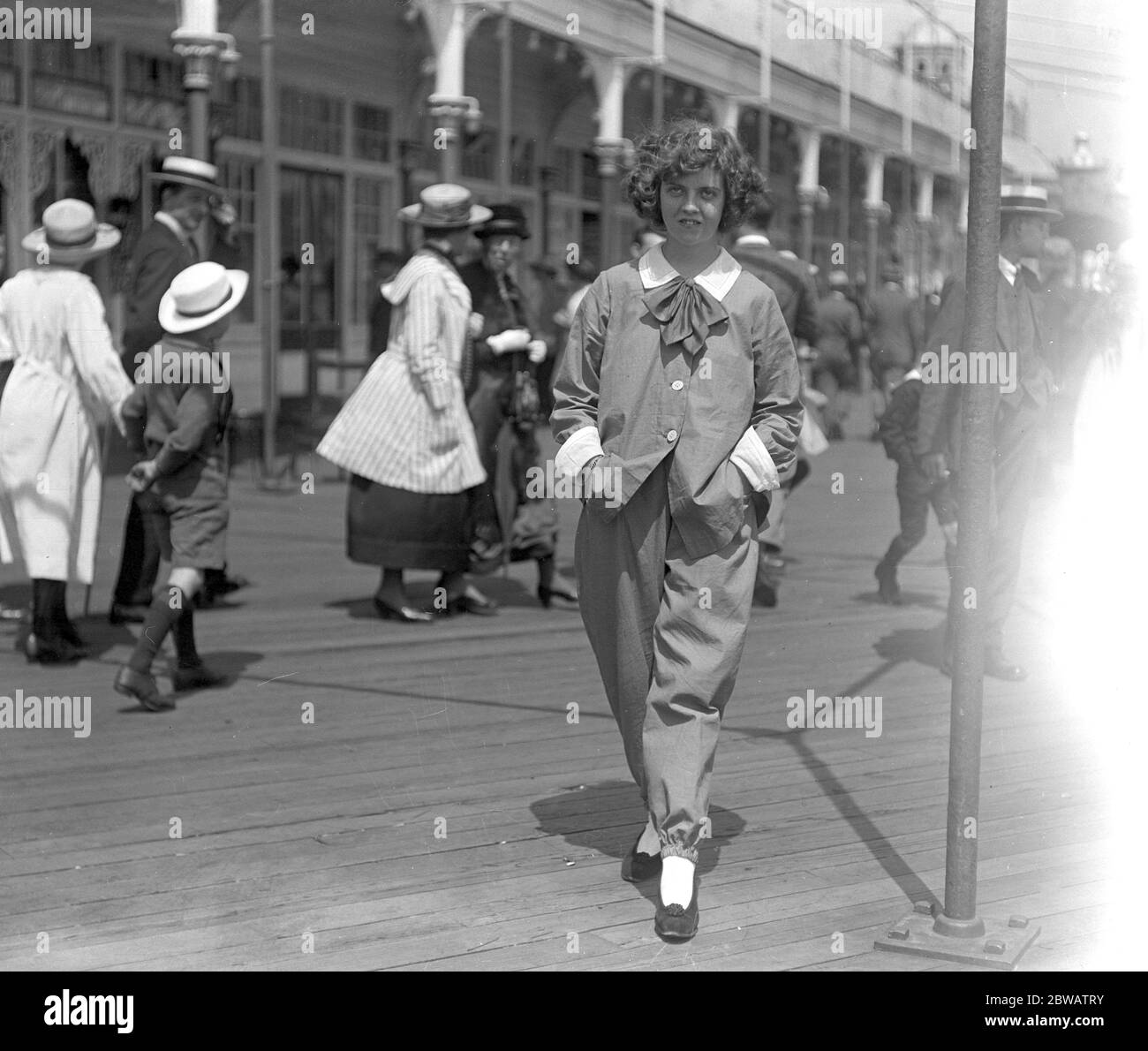 Die richtige Kleidung für das heiße Wetter. Ein Kinderwagen an der Strandpromenade von Brighton. 26 Mai 1920 Stockfoto