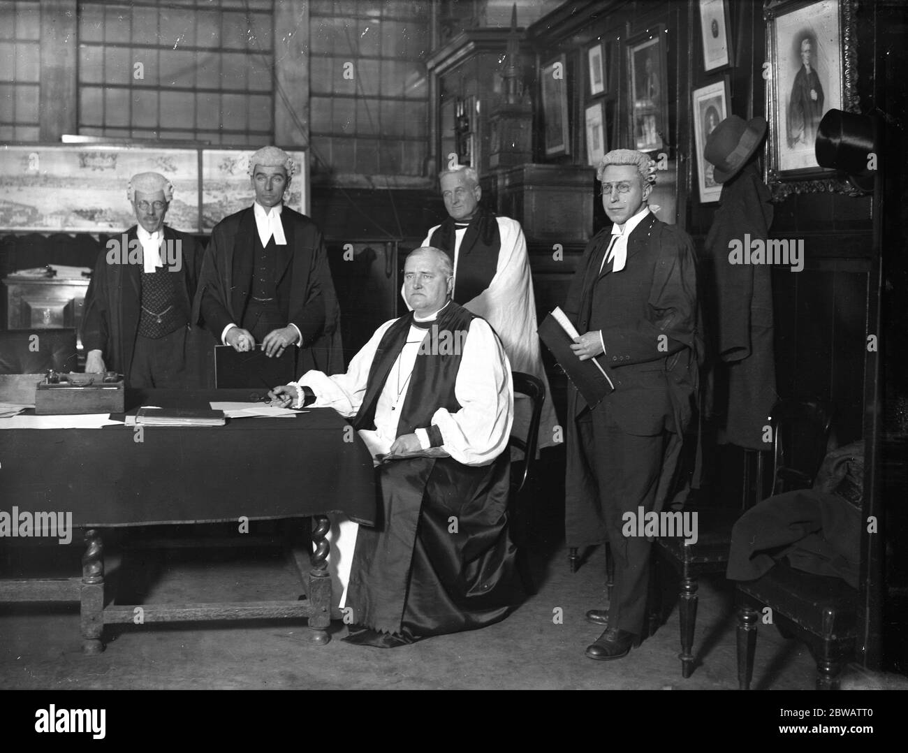 DR F T Woods, der neu ernannte Bischof von Winchester, Unterzeichnung seiner Zustimmung zur Ernennung zum neuen Sitz in der Kirche von St. Mary - Le - Bow, London. 28 Dezember 1923 Stockfoto