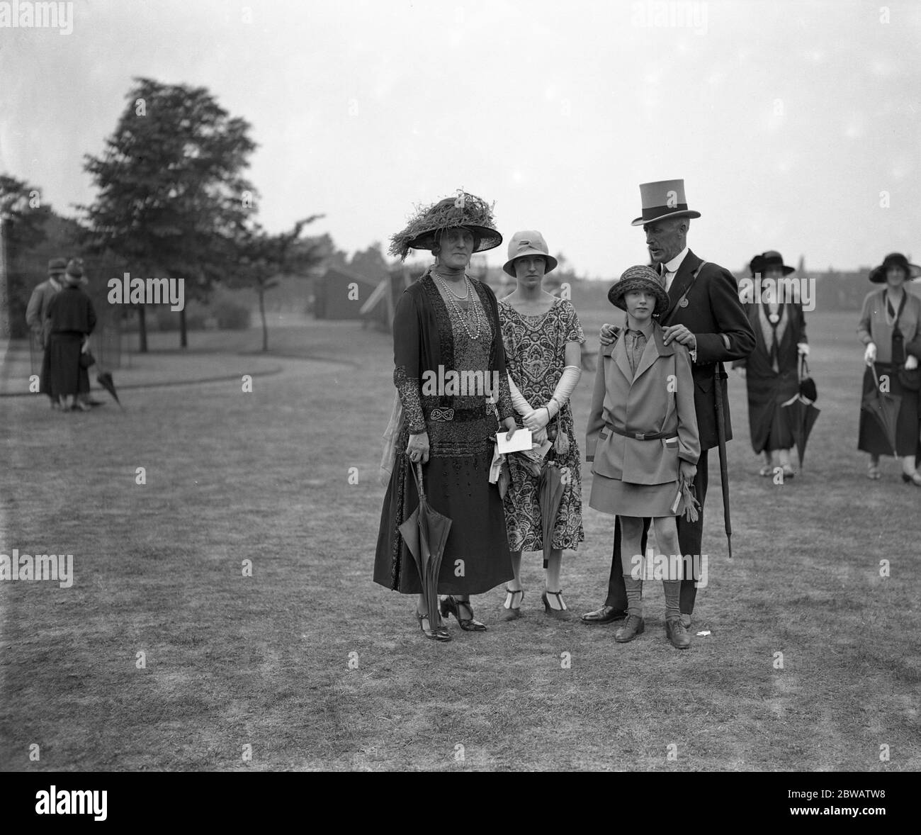 Polo im Hurlingham Club, London - die britische Armee gegen Amerika. Lady Semphill, die Hons Margaret und Elizabeth Forbes Semphill und Lord Semphill. 1925 Stockfoto