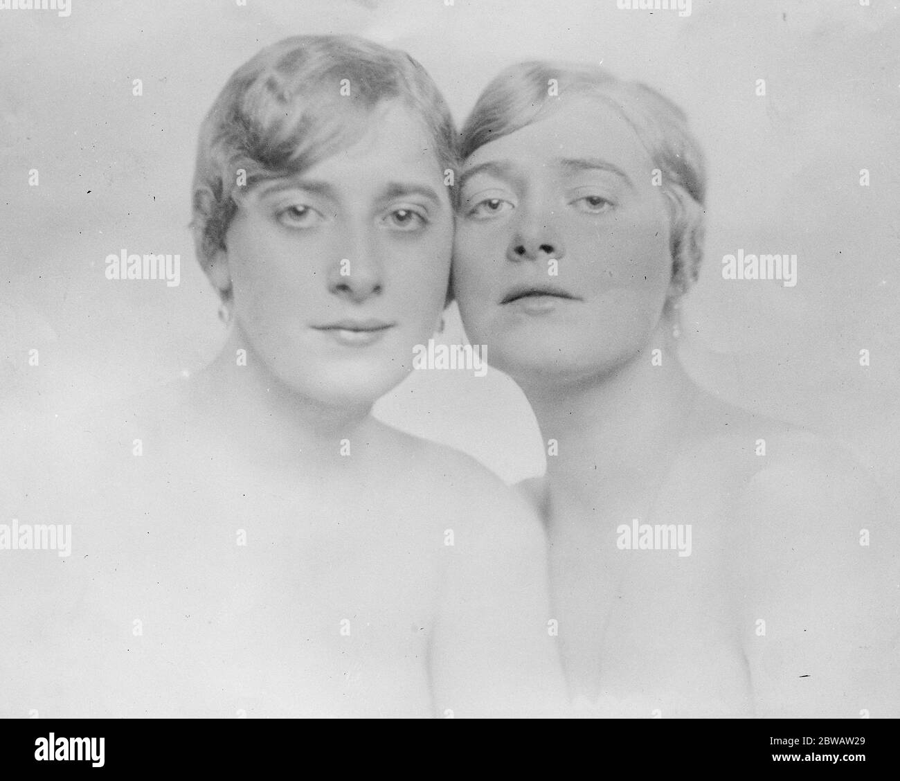 Zwillingsschwestern nach Stockholm, die perfekt illustrieren die schwedische Art der Schönheit. Die Misses Ericson, von Stockholm, die schönen Zwillingsschwestern, nach Professor Goodwin, illustrieren jedes Merkmal, für die Schweden 's faire Töchter sind berühmt. Juli 1922 Stockfoto
