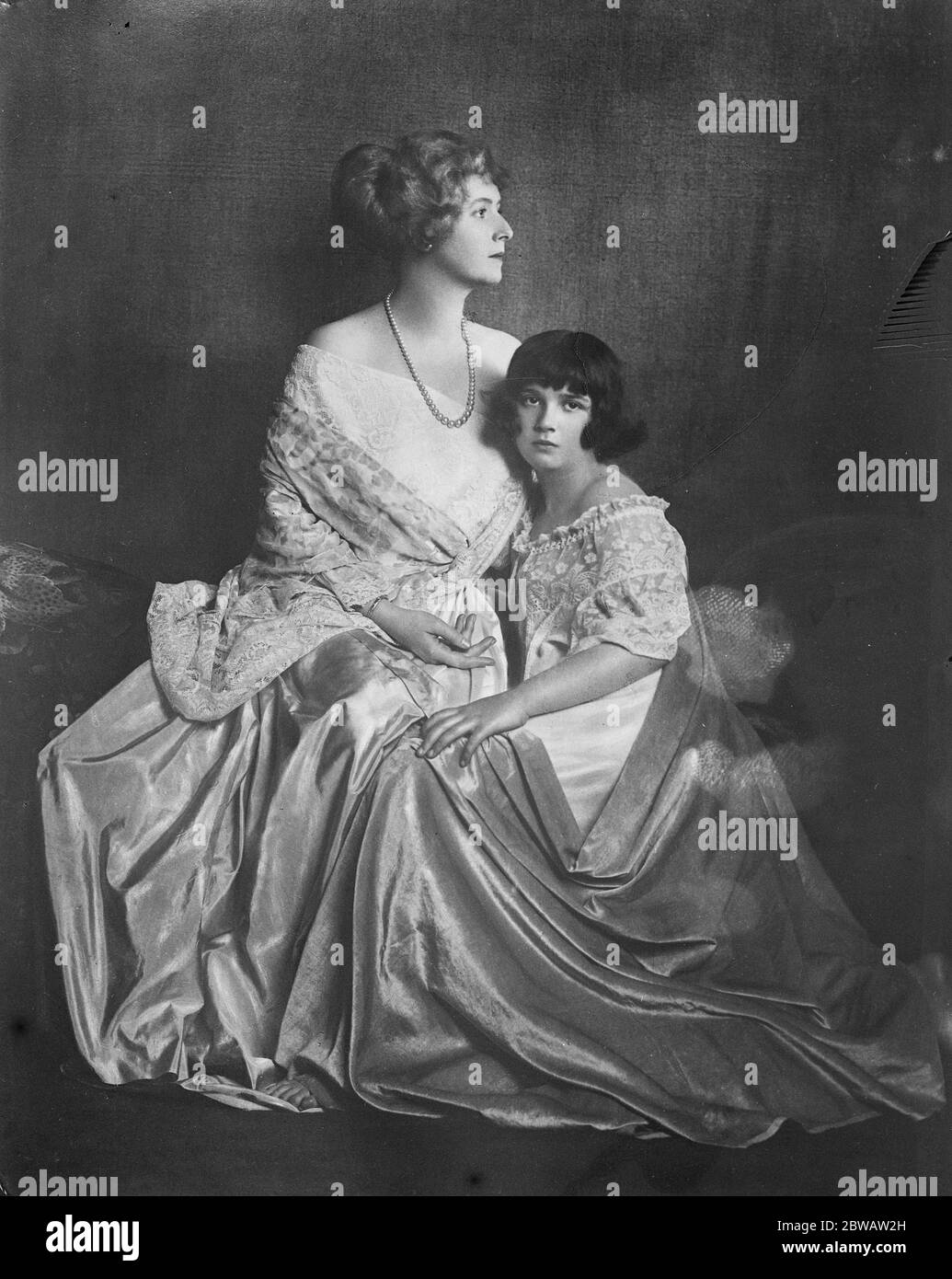 Die Baronin Lucy Morpurgo mit ihrer Tochter. Mode Führer, der macht und entwirft alle ihre eigenen Kleider . Bis 16. August 1922 Stockfoto