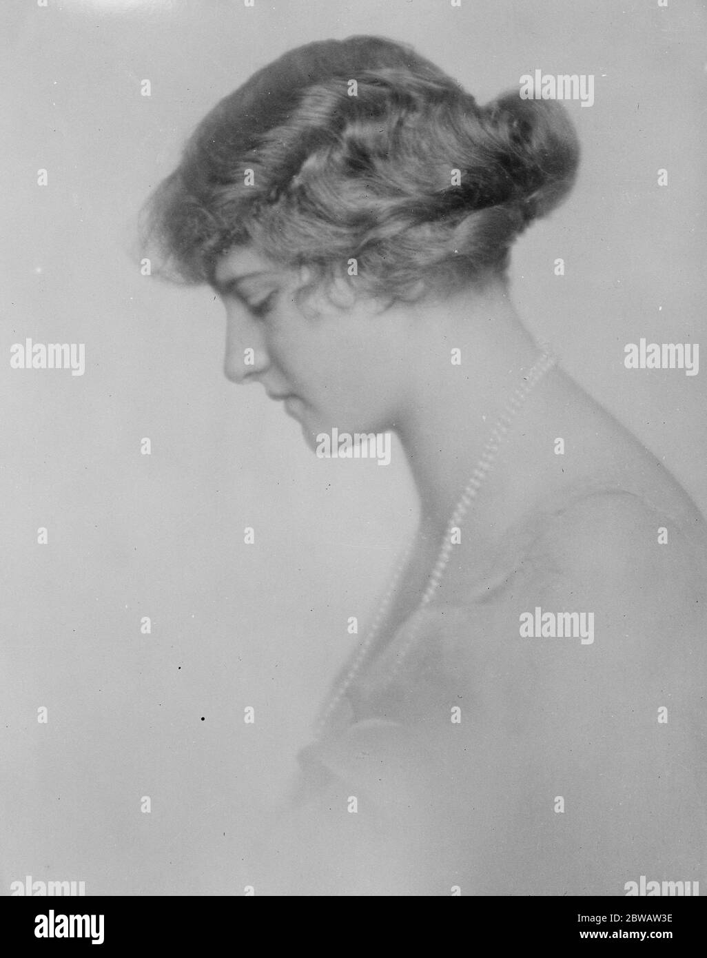 Zar 's Goddaught wird die Frau von Polens reichsten Grundbesitzer. Mlle Bawarowaka, der gerade Graf Goluchoweka in Warschau verheiratet. Die Flitterwochen werden in London verbracht. August 1922 Stockfoto