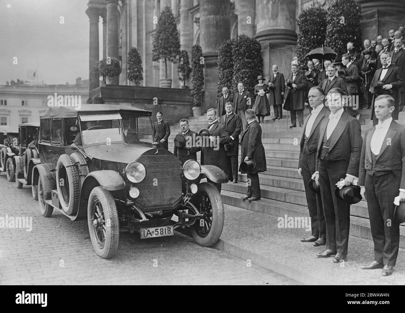 Feierliche Reichstagsfeier zu Ehren des ermordeten deutschen Außenministers Walther Rathenau Präsident Ebert, Bundeskanzler Wirth und die Regierungschefs nach der Zeremonie im Reichstag. Juni 1922 Stockfoto