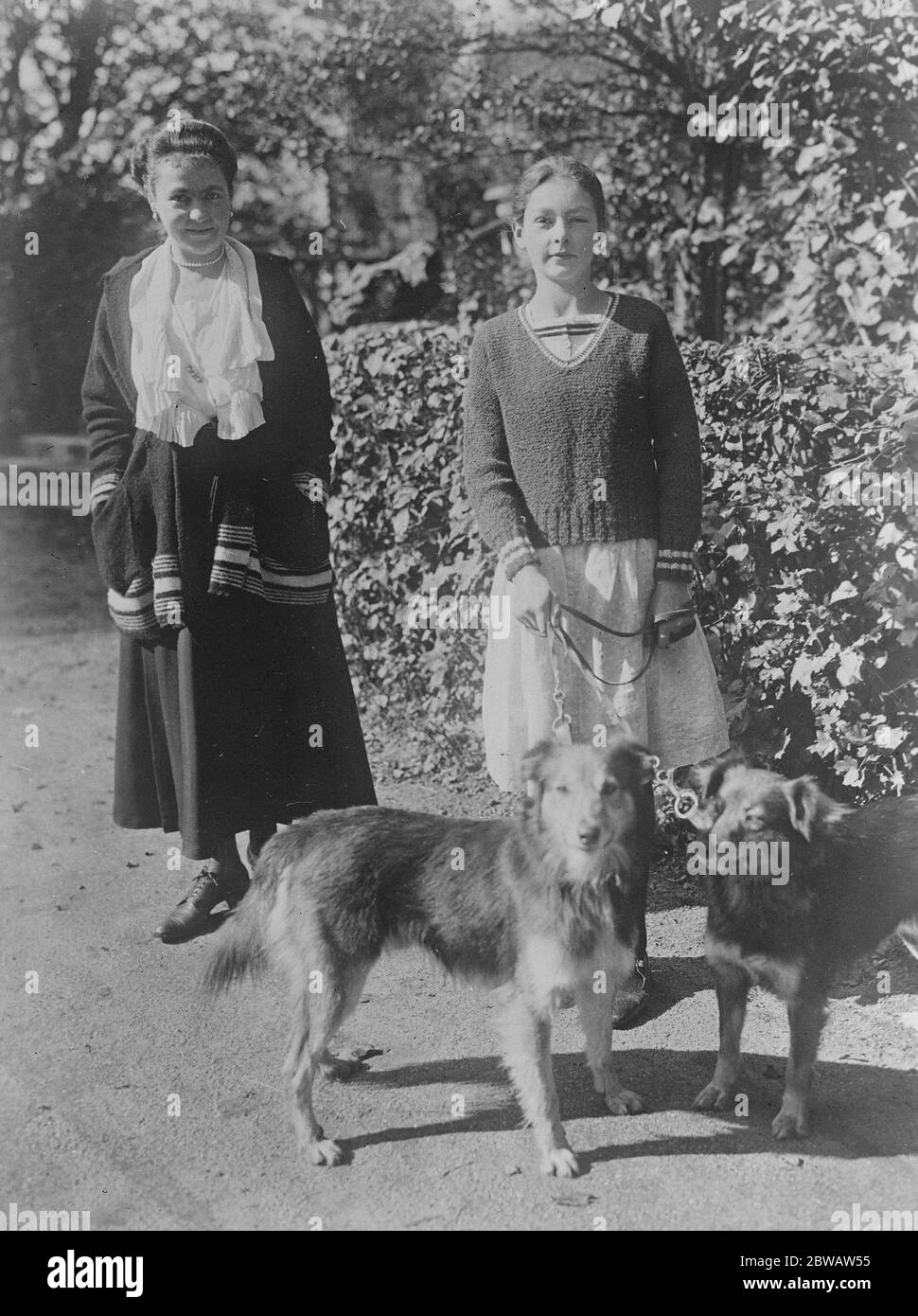 Das neueste Bild von Ex Kaisers Braut Prinzessin Hermine von Reuss, die den Ex Kaiser Wilhelm II heiraten soll, fotografiert mit ihrer ältesten Tochter, Prinzessin Carmo 29. September 1922 Stockfoto