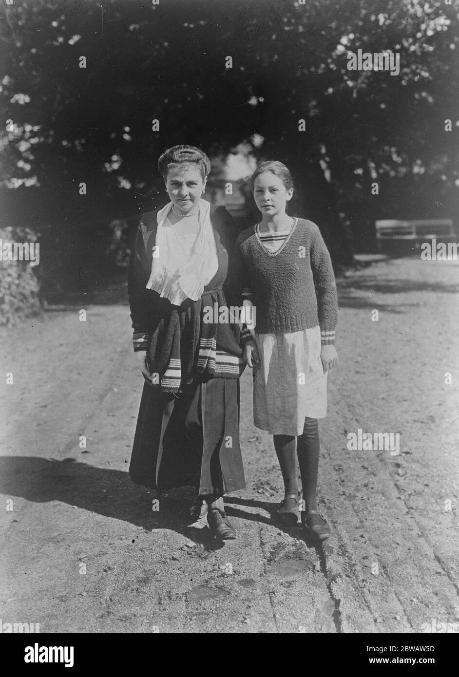 Neuestes Bild von Ex Kaiser' s Braut Prinzessin Hermine Reuss von Greiz ist die Ex Kaiser Wilhem II heiraten, fotografiert in dieser Woche mit ihrer ältesten Tochter, (Prinzessin Carmo, im Park von Schloss Saabor (Schlesien) 29 September 1922 Stockfoto