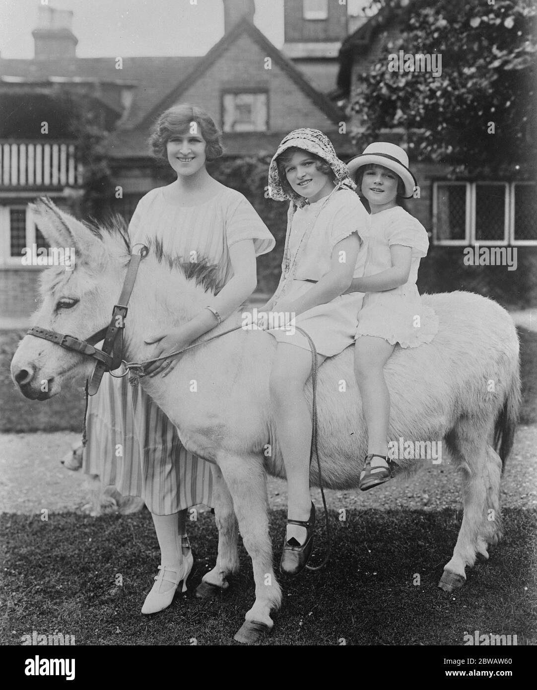Zena Dare (die Hon Frau Maurice Brett), ältere Schwester von Phyllis, fotografiert mit ihren beiden hübschen Töchtern Angela und Marie Louise in ihrem schönen Haus in Chileton, Windsor Forest. 27 Juli 1922 Stockfoto