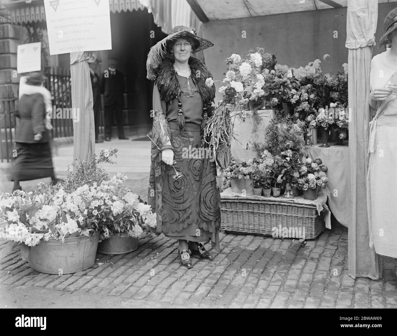 Bekannte Gesellschaft Menschen helfen YMCA Blue Fair . Lady Chelmsford, die Organisatorin an ihrem Blumenstand. 28 Juni 1922 Stockfoto