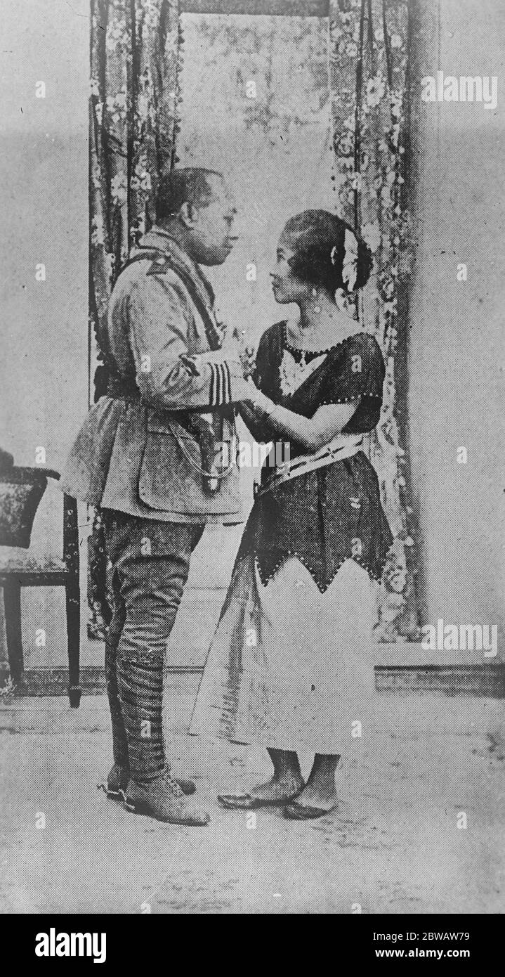 König von Siam mit seiner Braut der König von Siam mit seinem königlichen Gemahl. Dieses Foto ist gerade London von Bangkok Rama VI erreicht ( 1. Januar 1881 - 25. November 1925 ) 27. September 1922 im Jahr 1921 heiratete Vajiravudh Prueng Sucharitkul, die eine Tochter von Chao Phraya Sutham Montri war und sie zu Phra Sucharitsuda, als seine Konkubine erhöht. Er heiratete dann Sucharitsudas Schwester Prapai Sucharitkul als seine Konkubine mit dem Titel Phra Inthrasaksachi. Im Jahr 1922 wurde Phra Inthrasaksachi zur Königin Inthrasaksachi erhoben. Stockfoto
