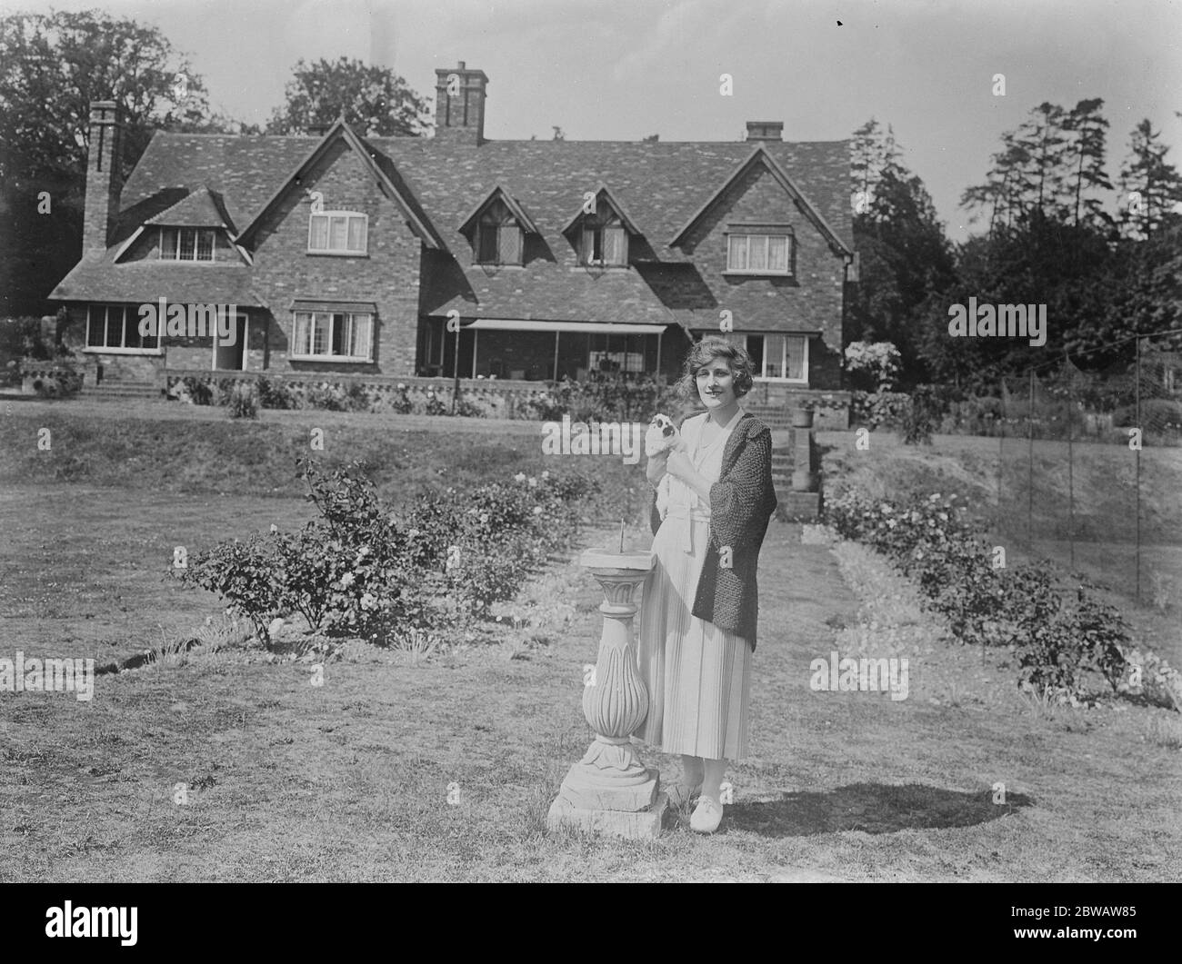 Die Dame der Rose (Miss Phyllis Dare) zu Hause. Phyllis wagen sich im Garten ihres Landhauses, Loudwater Reach, Rickmansworth. 27 Juli 1922 Stockfoto