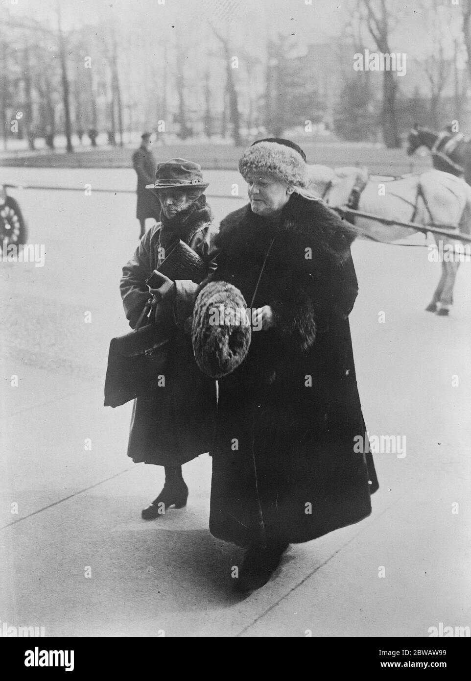 Deutschland kann eine Frau Präsidentin haben. Clara Zetkin (rechts) die berühmte Kommunistin, die von der Kommunistischen Partei für die Präsidentschaft der Bundesrepublik nominiert werden soll. 19. Oktober 1922 Stockfoto