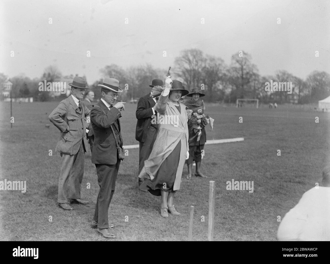 Lady Margaret Lindsay eröffnet neue Sportplatz für Büro der Mitarbeiter. Lady Margaret Lindsay startet das erste Rennen auf dem neuen Sportplatz im Raynes Park. Mai 1922 Stockfoto
