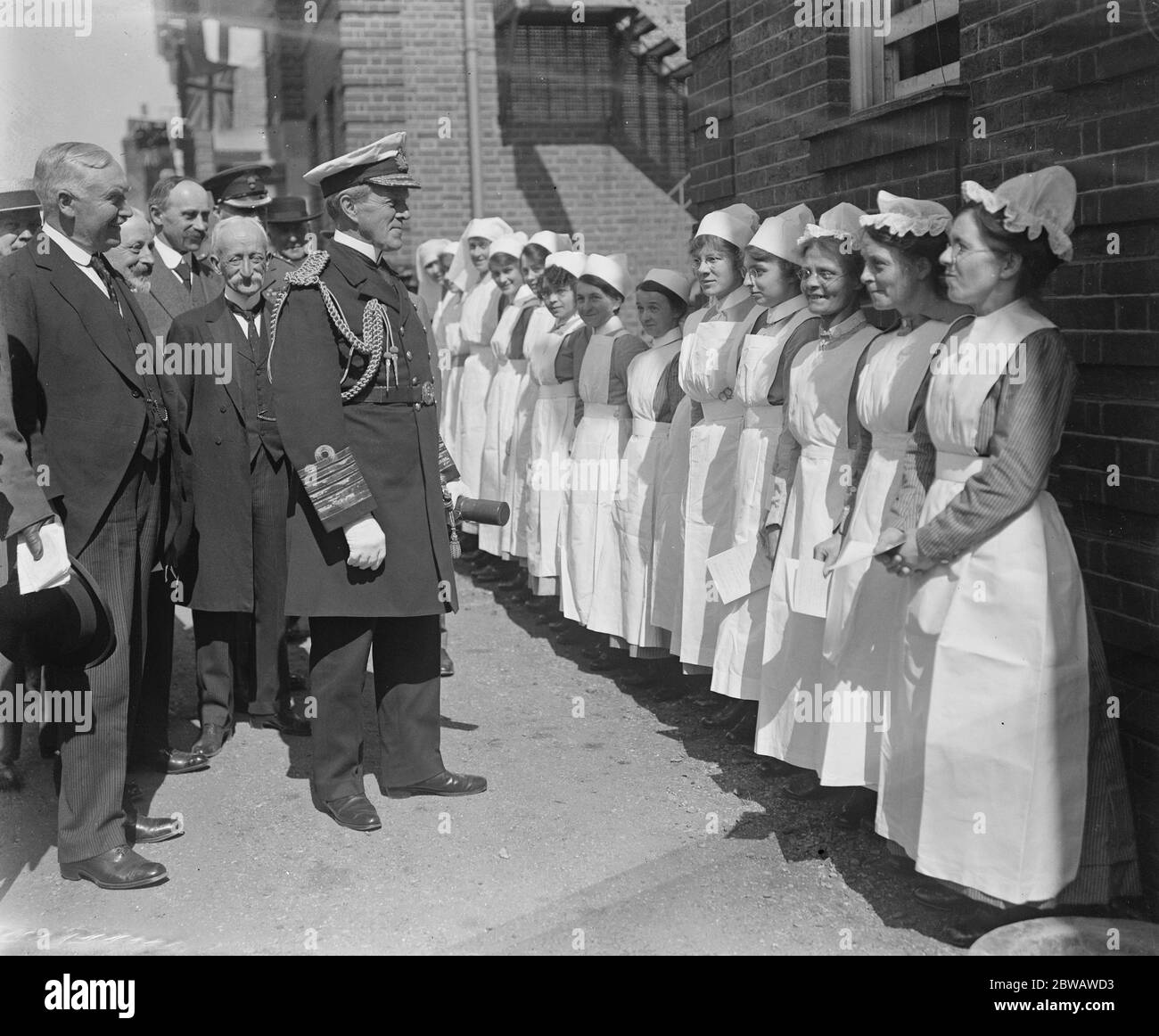 Admiral Sturdee eröffnet neuen Flügel des Nelson Hospital, Merton Park. Mit einigen der Krankenschwestern . 27 Mai 1922 Stockfoto