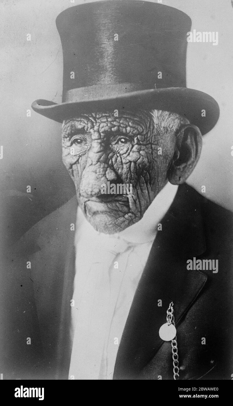 Der älteste Mann in der Welt Ka werden Nahigwey Wence ( faltiges Fleisch ) besser bekannt als einfache John Smith soll vor kurzem gefeiert haben, seine hundertstel und dreißig vierten Geburtstag Partei 29 Oktober 1921 John Smith (d. 6. Februar 1922), auch bekannt als GAA-binagwiiyaas (die das Fleisch schält sich ab) - aufgezeichnet verschiedentlich als Kahbe nagwi wens, Ka-be-na-gwe-wes, Ka-be-nah-gwey-wence, Kay-bah-nung-we-way, Kay-bah-nung-we-way oder Ga-n-Flechten übersetzt als altes Fleisch. Er war ein Chippewa Inder, der in der Cass Lake (Minnesota) lebte Stockfoto