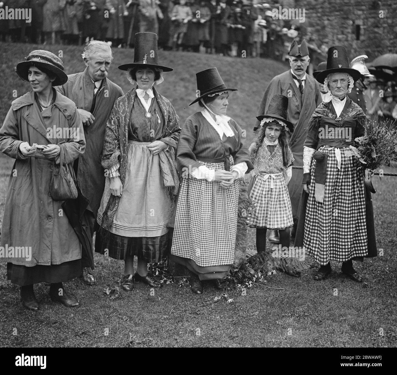 Welsh National Eisteddfod in Carnarvon einige der welsh-Leute, die an der Zeremonie in walisischer Nationalkleidung teilnahmen 2. August 1921 Stockfoto Welsh National Eisteddfod in Carnarvon einige der welsh-Leute, die an der Zeremonie in walisischer Nationalkleidung teilnahmen 2. August 1921 Stockfoto