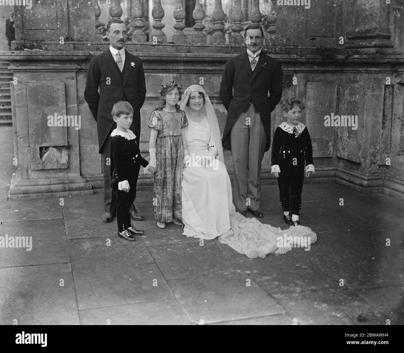 Die Hochzeit fand in der Horningsham Kirche, in der Nähe von Warminster, zwischen Lady Emma Thynne, und dem Marquis von Northampton. Die Braut und der Bräutigam mit den drei kleinen Trainern und dem besten Mann. 15. Oktober 1921 Stockfoto