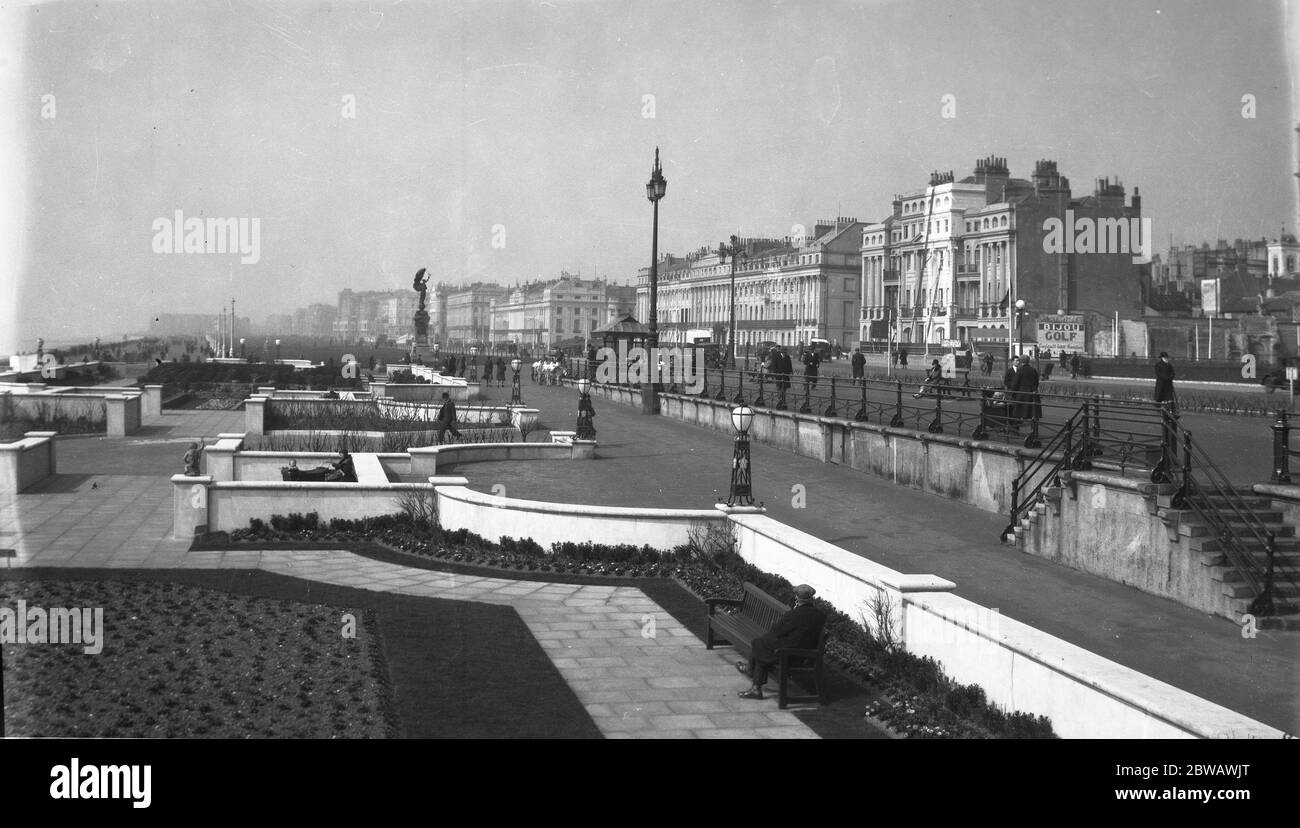 Gärten und die Promenade an der Küste in Brighton, Sussex. März 1931 Stockfoto
