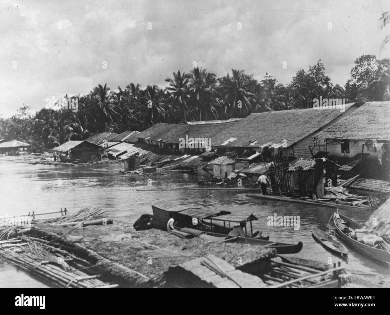 Frederick Burlingham Expedition in Zentral-Borneo Dieses Foto zeigt das Dorf Moeratewe moderner als die meisten Borneo-Jampongs, da es der Sitz des Residenten oder lokalen Gouverneurs ist 21. Oktober 1921 Stockfoto