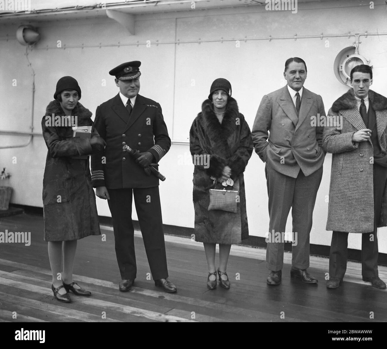 Passagiere an Bord der SS Avila in Tilbury . Von links nach rechts, Lady Pamela Smith, Captain Moulton, Lady Birkenhead, Lord Birkenhead, Lord Furneaux. 19 Dezember 1928 Stockfoto