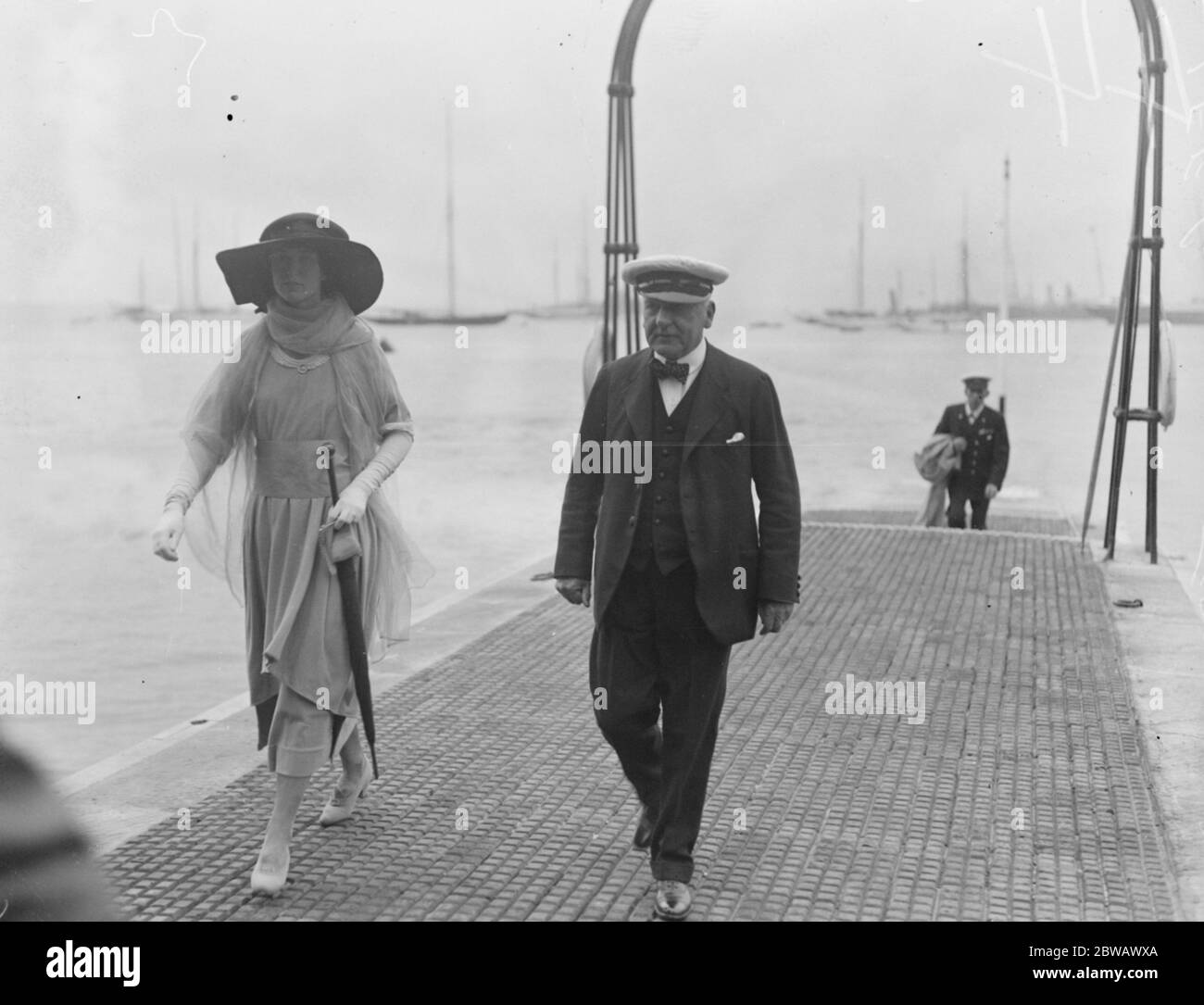 Prominente bei Cowes auf Isle of Wight, der Südküste von England Herr Lee (Besitzer der Yacht Terpsichore) und Frau Leach 1 August 1921 Richard H Lee - Terpischore wurde für ihn gebaut Stockfoto