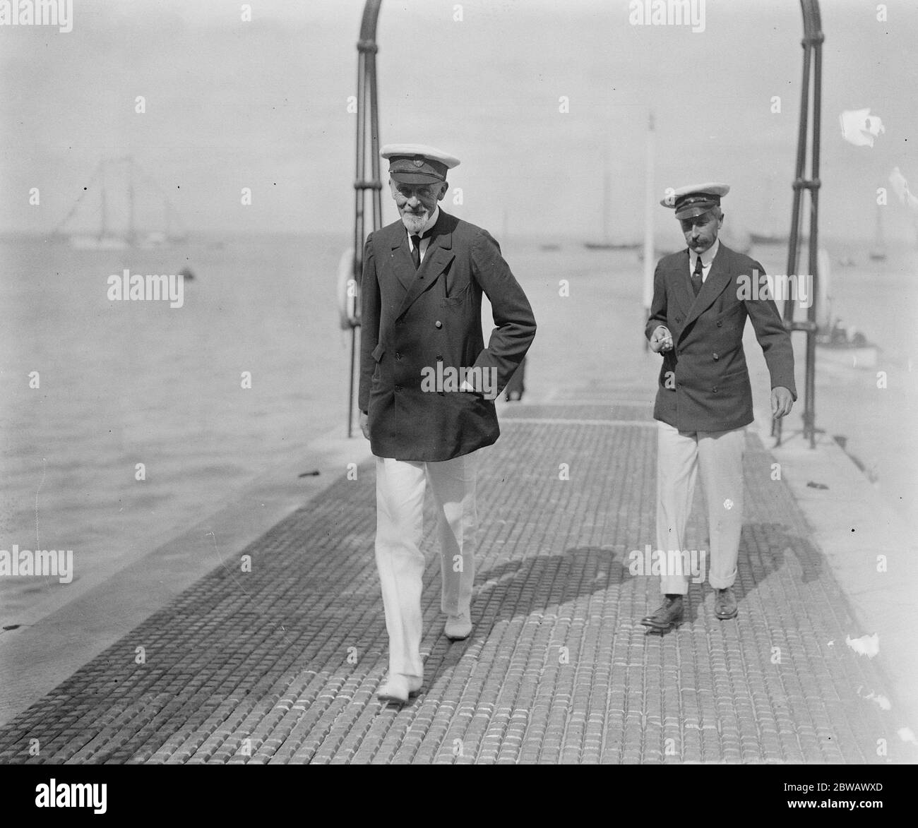 Prominente bei Cowes auf Isle of Wight , an der Südküste Englands der Herzog von Leeds und der Earl of Mount Edgcumbe 1. August 1921 Stockfoto